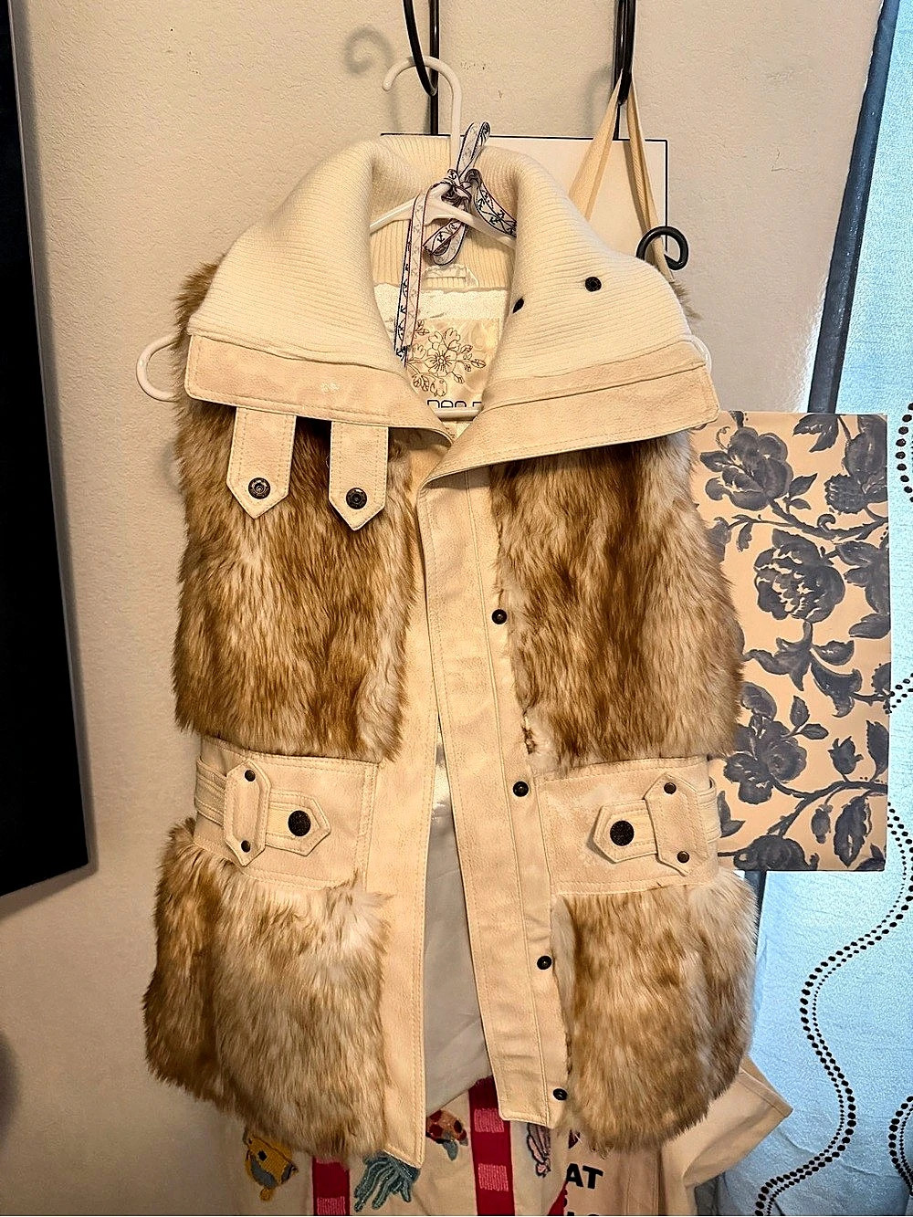 Arden B Faux Fur Trim Vest Cream Small Like New